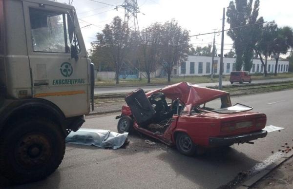 В Назрани легковушка протаранила мусоровоз, пострадал мужчина